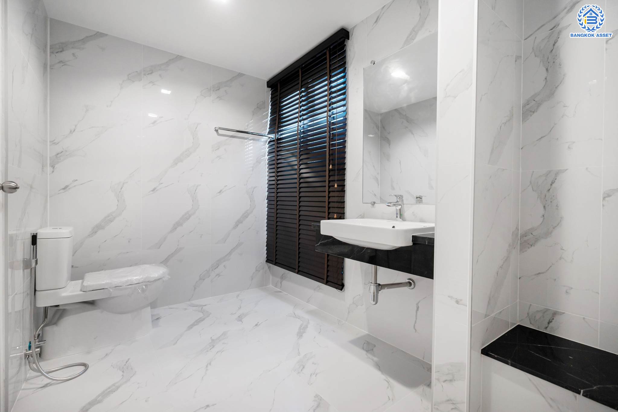 บ้านมือสองตกแต่งใหม่ ม.ลัดดารมย์ วัชรพล แบรนด์ Q.House หลังมุม เนื้อที่ 128 ตร.ว. ฟังก์ชัน 3 ห้องนอน 4 ห้องน้ำ 1 ห้องแม่บ้าน จอดรถได้ 4 คัน Facilities ครบครัน บนทำเลเชื่อมต่อหลายเส้นทาง ถ.รามอินทรา ถ.สายไหม และถ.พหลโยธิน ใกล้สนามบินดอนเมือง ทางด่วน "ศรีรัช" และ เซ็นทรัลรามอินทรา